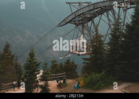 Vancouver, Kanada - August 5,2023: Malerischer Blick auf die Skyride-Gondel des Grouse Mountain mit Capilano Lake im Hintergrund Stockfoto