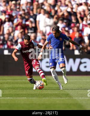 West Ham United's Said Benrahma (links) und Chelsea's Malo Gusto kämpfen während des Spiels der Premier League im London Stadium um den Ball. Bilddatum: Sonntag, 20. August 2023. Stockfoto