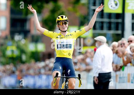ETTEN-LEUR - Demi Vollering während der Pro-Radtour Etten-Leur. Kopecky zeigt zum ersten Mal ihr Regenbogentrikot, das sie bei den World Cycling Championships in Glasgow gewann. ANP BAS CZERWINSKI Stockfoto