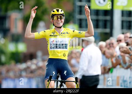 ETTEN-LEUR - Demi Vollering während der Pro-Radtour Etten-Leur. Kopecky zeigt zum ersten Mal ihr Regenbogentrikot, das sie bei den World Cycling Championships in Glasgow gewann. ANP BAS CZERWINSKI Stockfoto
