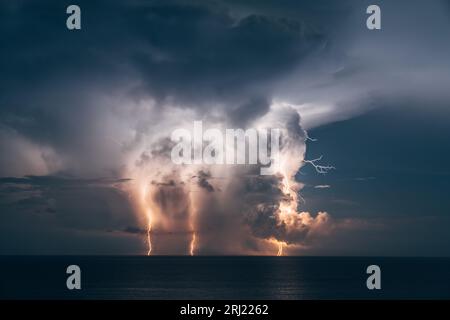 Riesiger Blitzsturm und Wolken über dem Atlantik Stockfoto