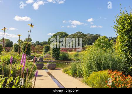 Das Wasserspiel im RHS Garden Bridgewater in Salford ist eine beliebte Attraktion eines öffentlichen Ausstellungsgartens. Stockfoto