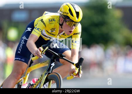 ETTEN-LEUR - Demi Vollering während der Pro-Radtour Etten-Leur. Kopecky zeigt zum ersten Mal ihr Regenbogentrikot, das sie bei den World Cycling Championships in Glasgow gewann. ANP BAS CZERWINSKI Stockfoto
