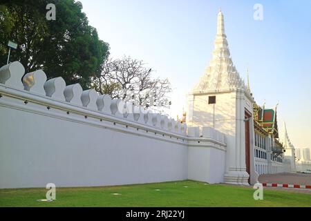 Wat Phra Kaeo oder Tempel des Smaragdbuddhas und der Blick auf den Großen Palast von außen, Phra Nakhon District, Bangkok, Thailand Stockfoto