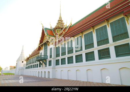 Wat Phra Kaeo oder Tempel des Smaragdbuddhas und der Blick auf den Großen Palast von außen, Phra Nakhon District, Bangkok, Thailand Stockfoto