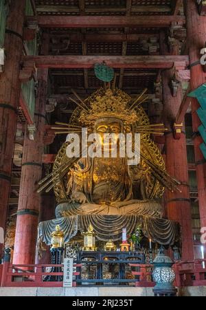 Wunderbare Statuen in der Großen Buddha-Halle im Todai-JI-Tempel in Nara, Japan. Stockfoto