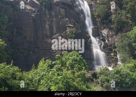 Seidig milchig glatter Sita-Wasserfall über grüne felsige Hügel bei Ranchi Jharkhand India Stockfoto