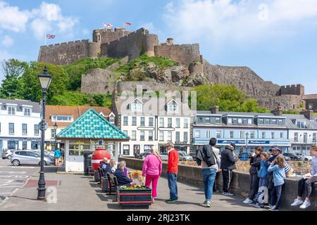 Mount Orgueil Castle aus dem 13. Jahrhundert von Gorey Harbour, Gorey, Saint Martin Parish, Jersey, Kanalinseln Stockfoto