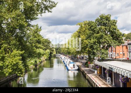 Blick auf den Fluss Wensum von der Foundary Bridge in Norwich im August 2023. Stockfoto