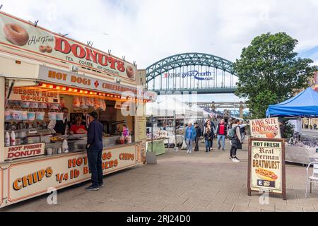 Der Quayside Sunday Market zeigt Tyne Bridge, Newcastle upon Tyne, Tyne and Wear, England, Vereinigtes Königreich Stockfoto