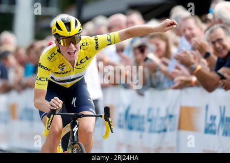 ETTEN-LEUR - Demi Vollering während der Pro-Radtour Etten-Leur. Kopecky zeigt zum ersten Mal ihr Regenbogentrikot, das sie bei den World Cycling Championships in Glasgow gewann. ANP BAS CZERWINSKI Stockfoto