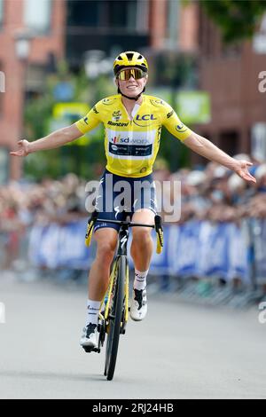 ETTEN-LEUR - Demi Vollering während der Pro-Radtour Etten-Leur. Kopecky zeigt zum ersten Mal ihr Regenbogentrikot, das sie bei den World Cycling Championships in Glasgow gewann. ANP BAS CZERWINSKI Stockfoto
