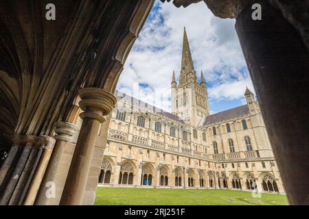 Ein Bogen aus dem Kreuzgang der Kathedrale von Norwich rahmt die hoch aufragende Kathedrale von Norwich über einem Quadranten ein, das im August 2023 abgebildet wurde. Stockfoto