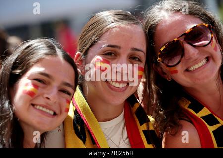 Madrid, Spanien. August 2023. Madrid Spanien; 08.20.2023.- spanische Fußball-Weltmeisterin der FIFA Frauen-Weltmeisterschaft 2023. Tausende von Menschen treffen sich in Madrid, um auf riesigen Bildschirmen, Bars und Restaurants das Finale der Fußball-Weltmeisterschaft der Frauen in Australien zu sehen, wo das Team Weltmeister wird. Kredit: Juan Carlos Rojas/dpa/Alamy Live News Stockfoto