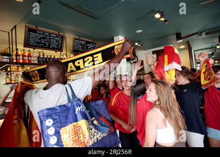 Madrid, Spanien. August 2023. Madrid Spanien; 08.20.2023.- spanische Fußball-Weltmeisterin der FIFA Frauen-Weltmeisterschaft 2023. Tausende von Menschen treffen sich in Madrid, um auf riesigen Bildschirmen, Bars und Restaurants das Finale der Fußball-Weltmeisterschaft der Frauen in Australien zu sehen, wo das Team Weltmeister wird. Kredit: Juan Carlos Rojas/dpa/Alamy Live News Stockfoto