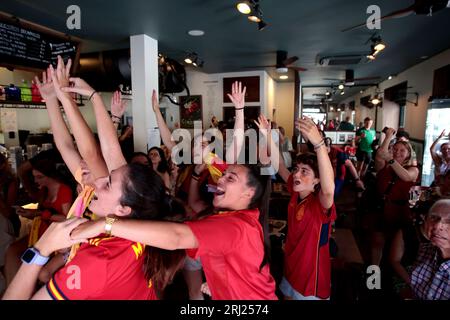 Madrid, Spanien. August 2023. Madrid Spanien; 08.20.2023.- spanische Fußball-Weltmeisterin der FIFA Frauen-Weltmeisterschaft 2023. Tausende von Menschen treffen sich in Madrid, um auf riesigen Bildschirmen, Bars und Restaurants das Finale der Fußball-Weltmeisterschaft der Frauen in Australien zu sehen, wo das Team Weltmeister wird. Kredit: Juan Carlos Rojas/dpa/Alamy Live News Stockfoto