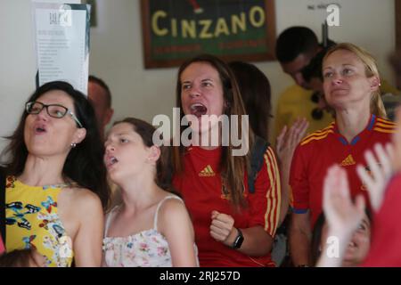 Madrid, Spanien. August 2023. Madrid Spanien; 08.20.2023.- spanische Fußball-Weltmeisterin der FIFA Frauen-Weltmeisterschaft 2023. Tausende von Menschen treffen sich in Madrid, um auf riesigen Bildschirmen, Bars und Restaurants das Finale der Fußball-Weltmeisterschaft der Frauen in Australien zu sehen, wo das Team Weltmeister wird. Kredit: Juan Carlos Rojas/dpa/Alamy Live News Stockfoto