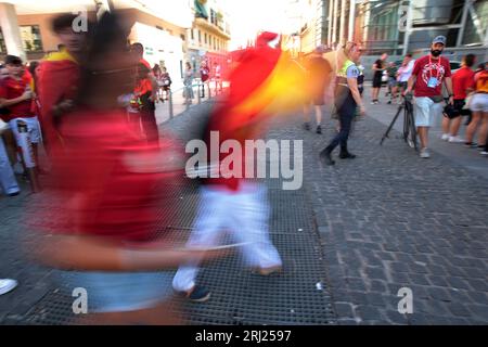 Madrid, Spanien. August 2023. Madrid Spanien; 08.20.2023.- spanische Fußball-Weltmeisterin der FIFA Frauen-Weltmeisterschaft 2023. Tausende von Menschen treffen sich in Madrid, um auf riesigen Bildschirmen, Bars und Restaurants das Finale der Fußball-Weltmeisterschaft der Frauen in Australien zu sehen, wo das Team Weltmeister wird. Kredit: Juan Carlos Rojas/dpa/Alamy Live News Stockfoto