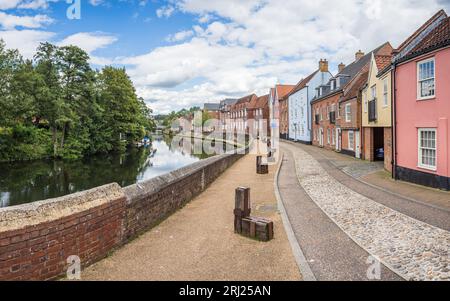 Hübsche bunte Häuser, die im August 2023 am Ufer des Wensum in Norwich abgebildet wurden. Stockfoto