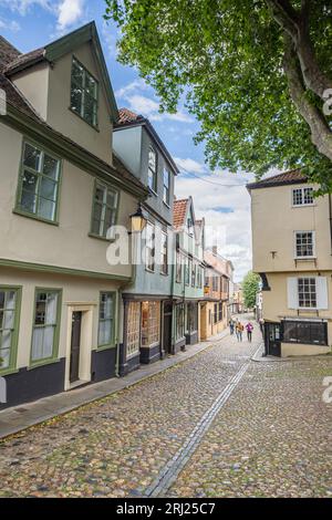 Blick auf die farbenfrohen Gebäude von Elm Hill in Norwich während eines ruhigen Anziehens von Touristen im August 2023. Stockfoto