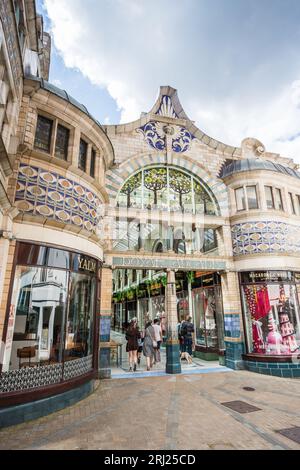 Im August 2023 sahen sich die Käufer in den Boutiquen und Einzelhandelsgeschäften der alten Royal Arcade im Stadtzentrum von Norwich umsehen. Stockfoto