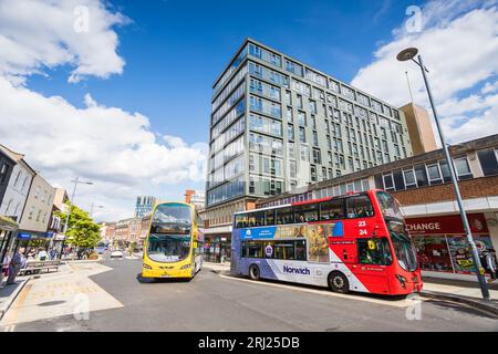 Doppeldeckerbusse entlang der St. Stephens Street im Herzen des Stadtzentrums von Norwich im August 2023. Stockfoto