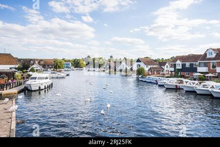 Ein typischer Blick auf die Norfolk Broads von der Wroxham Bridge in Hoveton, Norfolk im August 2023 mit Freizeitbooten und Wasservögeln. Stockfoto