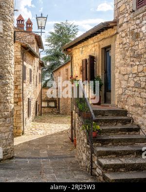 Das malerische Dorf Vertine, in der Nähe von Gaiole in Chianti. Provinz Siena, Toskana, Italien Stockfoto