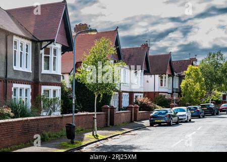 Row of British Suburban Doppelhaushälften in Cardiff.Wales, UK. Britischer Wohnungsmarkt. Immobilienmarkt. Konzept. Hypothek. Finanzen. Zinssätze. Steuer. Stockfoto