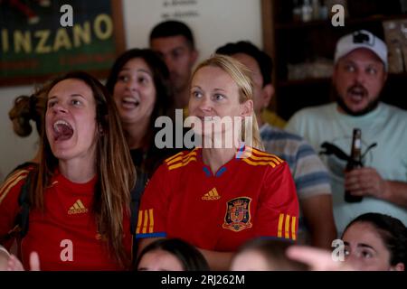 Madrid, Spanien. August 2023. Madrid Spanien; 08.20.2023.- spanische Fußball-Weltmeisterin der FIFA Frauen-Weltmeisterschaft 2023. Tausende von Menschen treffen sich in Madrid, um auf riesigen Bildschirmen, Bars und Restaurants das Finale der Fußball-Weltmeisterschaft der Frauen in Australien zu sehen, wo das Team Weltmeister wird. Kredit: Juan Carlos Rojas/dpa/Alamy Live News Stockfoto