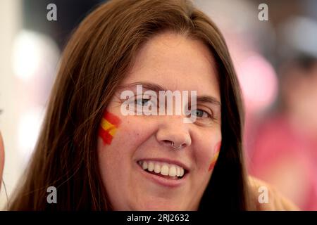 Madrid, Spanien. August 2023. Madrid Spanien; 08.20.2023.- spanische Fußball-Weltmeisterin der FIFA Frauen-Weltmeisterschaft 2023. Tausende von Menschen treffen sich in Madrid, um auf riesigen Bildschirmen, Bars und Restaurants das Finale der Fußball-Weltmeisterschaft der Frauen in Australien zu sehen, wo das Team Weltmeister wird. Kredit: Juan Carlos Rojas/dpa/Alamy Live News Stockfoto