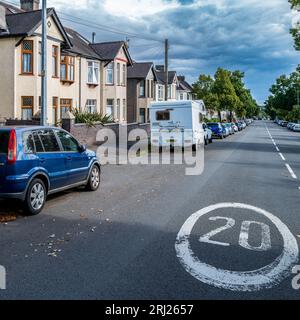 Reihe britischer Doppelhaushälften in Hügelland in Cardiff.Wales, Großbritannien. Britischer Wohnungsmarkt. Immobilienmarkt. Konzept. Hypothek. Finanzen. Zinssätze Stockfoto