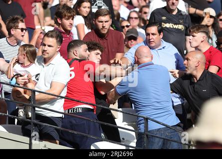 London, Großbritannien. August 2023. Während des Spiels der Premier League im Londoner Stadion bricht ein Kampf unter den Fans aus. Das Bild sollte lauten: Paul Terry/Sportimage Credit: Sportimage Ltd/Alamy Live News Stockfoto