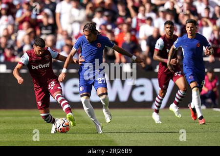 West Ham United's Said Benrahma (links) und Chelsea's Malo Gusto kämpfen während des Spiels der Premier League im London Stadium um den Ball. Bilddatum: Sonntag, 20. August 2023. Stockfoto