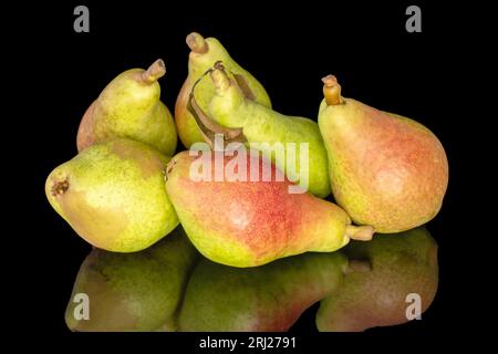 Mehrere duftende süße Birnen, Makro, isoliert auf schwarzem Hintergrund. Stockfoto