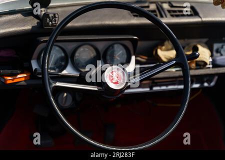 Langeac, Frankreich - 27. Mai 2023: Ansicht des Lenkrads mit dem Peugeot 204-Logo. Stockfoto