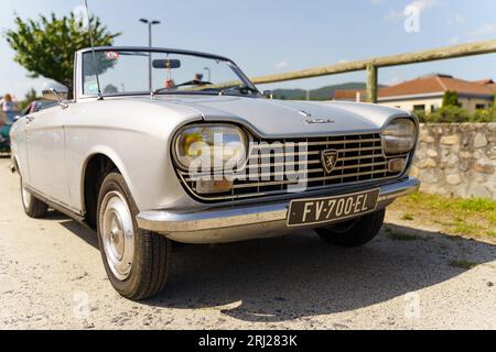 Langeac, Frankreich - 27. Mai 2023: Peugeot 204 Cabriolet in Silber, ausgestellt in der Stadt. Stockfoto