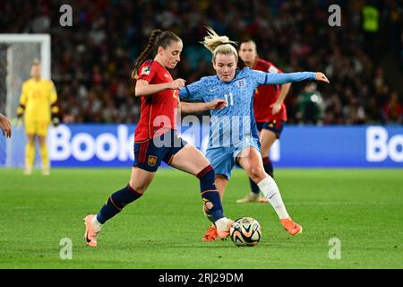 Sydney, New South Wales, Australien. August 2023. LAUREN MAY HANP von der englischen Fußballmannschaft versucht, die spanische Fußballnationalmannschaft ONA BATLLE PASCUAL während des Finalspiels der FIFA Frauen-Weltmeisterschaft 2023 zwischen Spanien und England im Stadion Australien in Sydney abzufangen. Spanien gewann das Spiel mit 1:0. (Bild: © Luis Veniegra/ZUMA Press Wire) NUR REDAKTIONELLE VERWENDUNG! Nicht für kommerzielle ZWECKE! Stockfoto