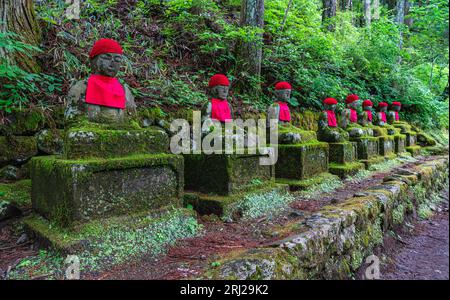 Jizo-Statuen im berühmten Kanmangafuchi-Abgrund in Nikko. Präfektur Tochigi, Japan. Stockfoto