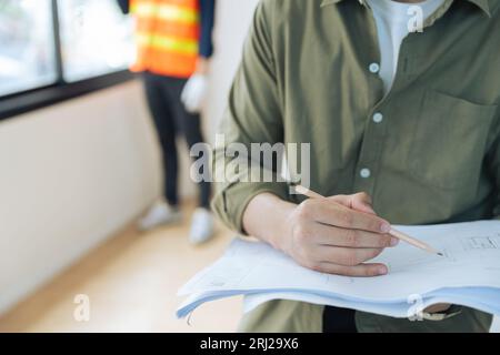 Bauingenieur und Architektenteam prüfen den Baufortschritt auf der Baustelle Stockfoto