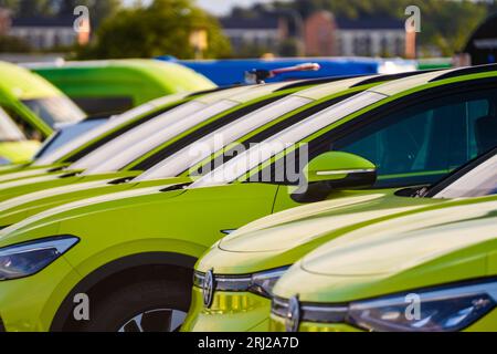 Göteborg, Schweden - Juli 30 2022: Grüne 2022 Volkswagen ID.4 Elektroautos auf einem Parkplatz Stockfoto