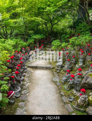 Malerischer Anblick im wunderbaren Daisho-in Tempel in Miyajima (Itsukushima), Hiroshima, Japan. Stockfoto