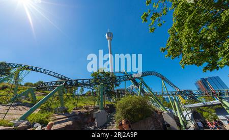 Göteborg, Schweden - 15. Juni 2014: Lisebergstornet und die Achterbahn Helix in Liseberg. Stockfoto