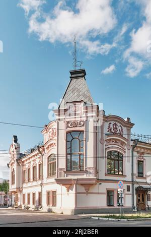 Kazan, Russland - 10. Juni 2023: Drittes Anwesen von Apanayevs, historisches Gebäude in alttatarischer Siedlung, 19. Jahrhundert. Denkmal der Wohnarchitektur i Stockfoto