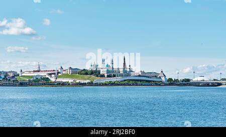 Kazan, Russland - 11. Juni 2023: Panorama des kasanischen Kremls. Blick vom Kazanka River. Die Sommerlandschaft der Stadt. Reisekonzept Stockfoto