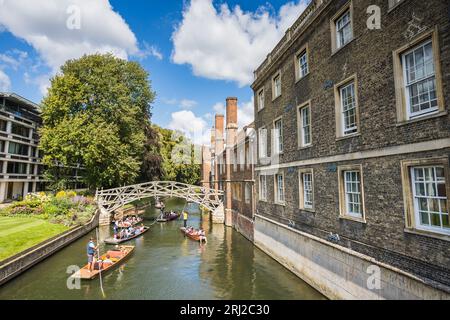 Die Mathematical Bridge erstreckt sich über die Stanzen auf dem River Cam in Cambridge, die zwei Abschnitte des Queens College verbinden, wie im August 2023 abgebildet. Stockfoto