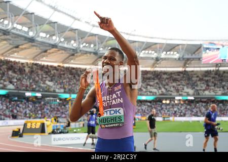 Der britische Zharnel Hughes feiert mit seiner Bronzemedaille im 100-m-Finale der Männer am zweiten Tag der Leichtathletik-Weltmeisterschaften im National Athletics Centre in Budapest, Ungarn. Bilddatum: Sonntag, 20. August 2023. Stockfoto