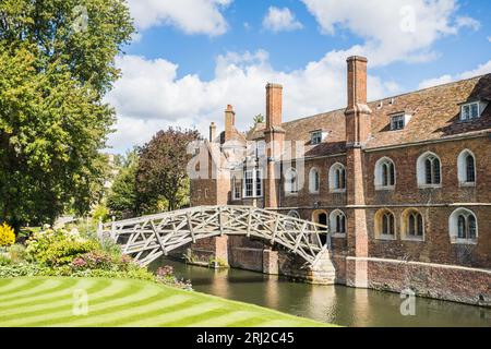 Mathematische Brücke in Cambridge über einem unberührten Rasen an einem hellen Tag im August 2023, die zwei Teile des Queens College verbindet. Stockfoto