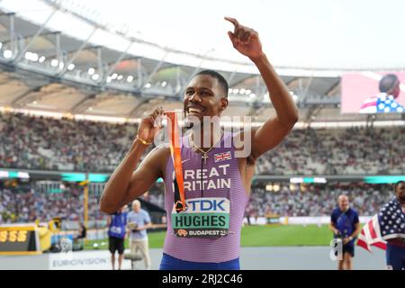 Der britische Zharnel Hughes feiert mit seiner Bronzemedaille im 100-m-Finale der Männer am zweiten Tag der Leichtathletik-Weltmeisterschaften im National Athletics Centre in Budapest, Ungarn. Bilddatum: Sonntag, 20. August 2023. Stockfoto