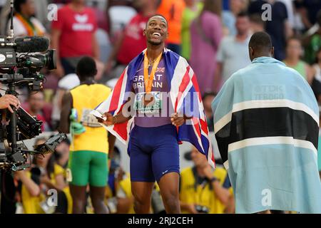 Der britische Zharnel Hughes feiert mit seiner Bronzemedaille im 100-m-Finale der Männer am zweiten Tag der Leichtathletik-Weltmeisterschaften im National Athletics Centre in Budapest, Ungarn. Bilddatum: Sonntag, 20. August 2023. Stockfoto